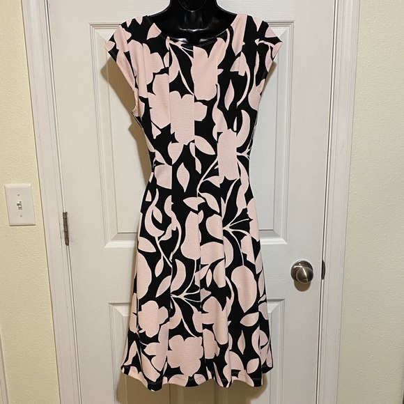 Signature by Robbie Bee Pastel Pink and Black Floral Dress Medium - Picture 3 of 8